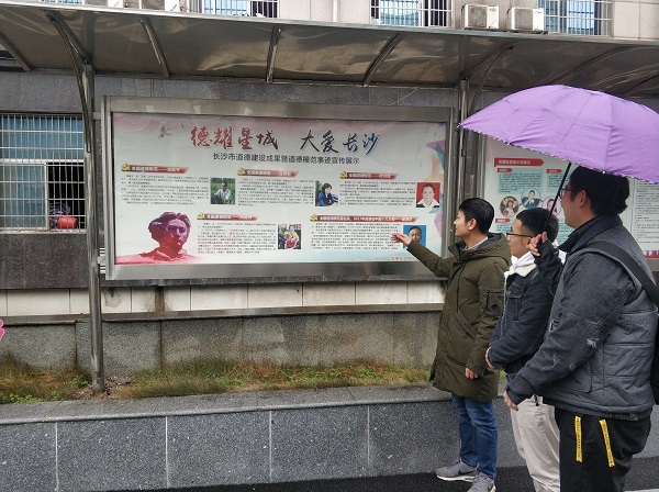 1550803250127120.jpg 3.向同学介绍街道情况.jpg