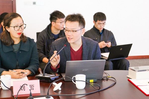 图4 澳门十大信誉好的网站海上装备与系统研究所副所长王鸿东介绍中国智能船艇挑战赛“海上争锋”竞赛方案.JPEG